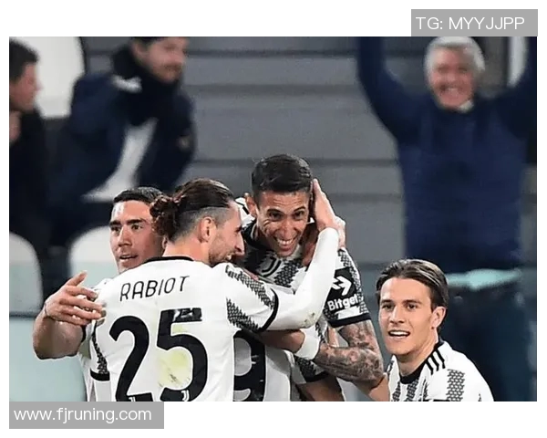 足球场上的英雄对决：球星与球迷激烈争锋引爆全场激情